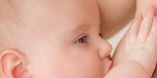 Benefici dell’allattamento al seno: vantaggi superiori agli svantaggi