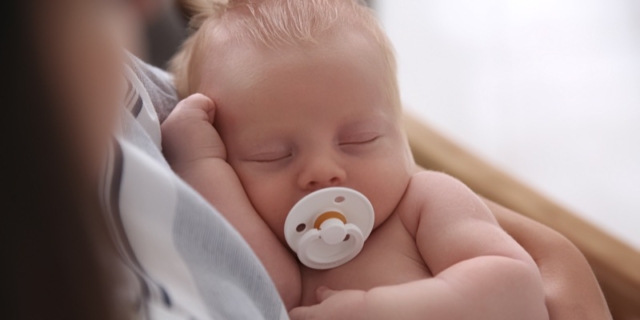 Come scegliere il ciuccio per il neonato tra diversi tipi e forme