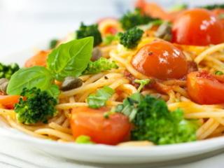 Spaghettini con i broccoli e pomodori