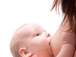 Allattamento: le posizioni migliori per mamma e bebè