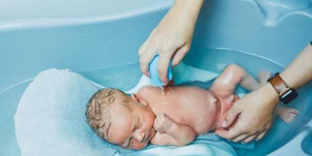 Come fare il primo bagnetto al neonato dopo la caduta del cordone ombelicale
