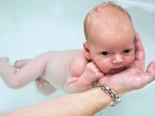 Il primo bagnetto del neonato: quando e come farlo
