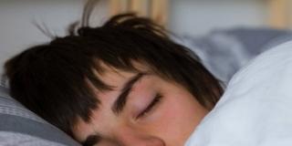 Il sonno dei ragazzi: dormire bene per vivere meglio. Consigli per i genitori