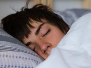 Il sonno dei ragazzi: dormire bene per vivere meglio. Consigli per i genitori