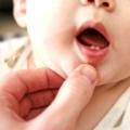 Spuntano i primi dentini: ecco i problemi che possono dare