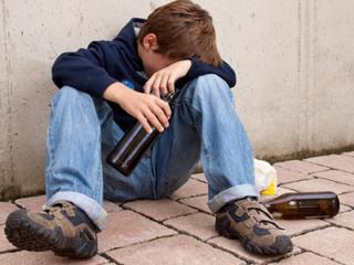 Alcol: consumo sempre più precoce tra i giovani