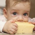Formaggio ai bambini: fondamentale per le ossa