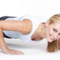 La ginnastica per tonificare seno, addome e fianchi