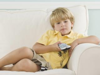 Televisione e bambini: mai più di 3 ore al giorno!