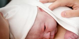 Il parto cesareo aumenta il rischio allergie nei neonati?