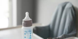 Come sterilizzare biberon, ciucci e tutti gli accessori per il neonato