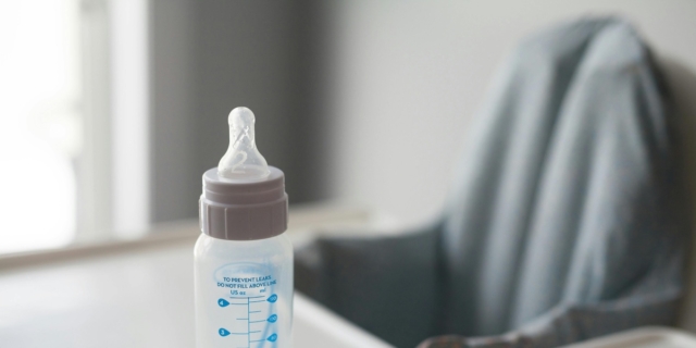 Come sterilizzare biberon, ciucci e tutti gli accessori per il neonato