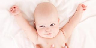 Coliche neonati: il massaggio giusto per farle passare