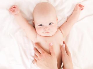 Coliche neonati: il massaggio giusto per farle passare