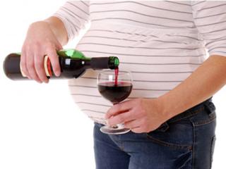 Alcol in gravidanza: fa male anche berne poco?