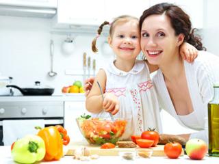 Cuocere e conservare gli alimenti: le prime regole in cucina