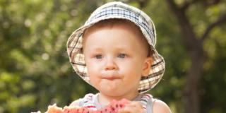 Frutta estiva ai bambini: tanti benefici e qualche precauzione