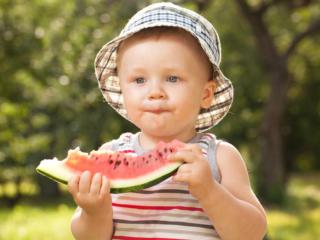 Frutta estiva ai bambini: tanti benefici e qualche precauzione