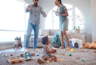 litigi davanti a un neonato