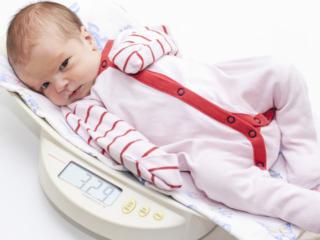 Il peso del neonato va controllato con la bilancia ogni settimana 