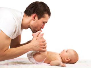 Papà: ecco come può aiutare la mamma dopo la nascita del bebè