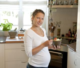 Sostanze inquinanti nei materiali per alimenti: quali rischi in gravidanza?