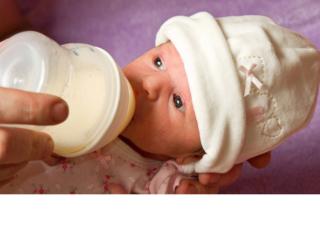 Contrordine, a piccole dosi il latte artificiale fa bene ai prematuri
