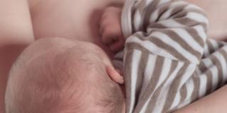 Allattamento al seno: poche ce la fanno oltre i sei mesi