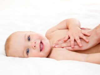 Il massaggio neonatale: un “regalo” per il bebè