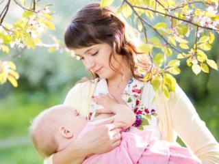 L’allattamento al seno fa bene anche alla mamma: meno tumori e infarti