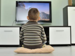 Bambini davanti alla tv: conta anche lo status familiare