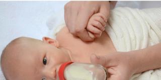 Neonato: gli accorgimenti anti-rigurgito se il bebè è allattato con il biberon