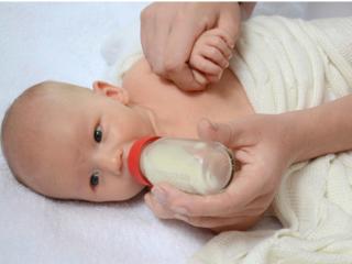 Neonato: gli accorgimenti anti-rigurgito se il bebè è allattato con il biberon