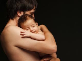 Come tenere il neonato in braccio?