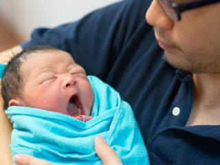 Papà e nascita del bebè: se lui ha paura di star male in sala parto 