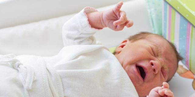 Massaggi per le coliche del neonato: i movimenti giusti che danno sollievo