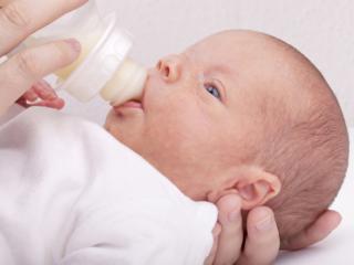 Che cosa fare per l’intolleranza al latte del neonato?