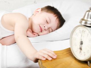 Andare a dormire alla stessa ora è importante per il cervello dei bambini