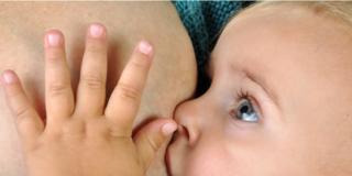Allattamento al seno: ok per quasi tutti i farmaci
