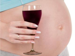 Alcol, caffè e sushi: una scrittrice inglese sfata i cibi tabù della gravidanza