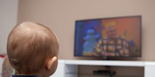 Troppe ore davanti alla Tv fanno male al cervello dei bambini