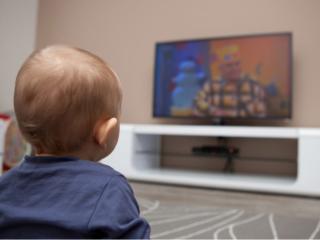 Troppe ore davanti alla Tv fanno male al cervello dei bambini