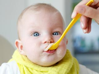 Troppo sale, zuccheri e proteine nella pappa del bebè 