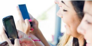 Gli adolescenti preferiscono lo smartphone e i rischi aumentano
