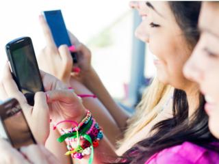 Gli adolescenti preferiscono lo smartphone e i rischi aumentano