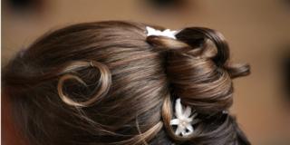 Le acconciature per le feste di Natale. Semplici, ma di sicuro effetto