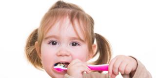 Denti dei bambini in pericolo a causa delle cattive abitudini