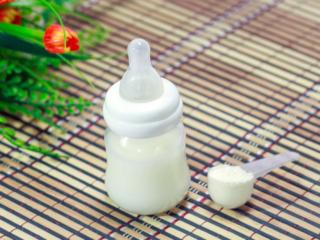 Latte in polvere: meglio l’aglio dei disinfettanti chimici?