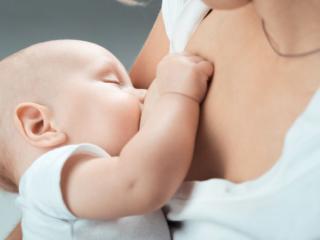 L’allattamento al seno prolungato migliora lo sviluppo del bebè
