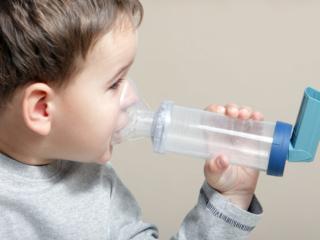 Contro l’asma del bambino ecco il decalogo dei pediatri 